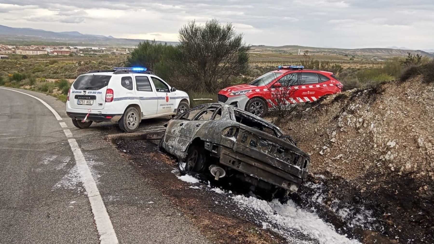 Herido grave un conductor en Navarra tras chocar contra hormigón e incendiarse su coche