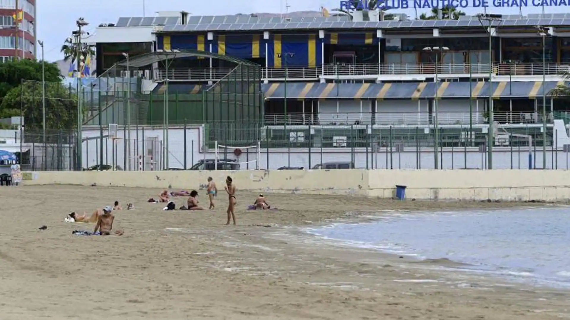 Rescatan a un hombre del mar que sufrió un infarto en la Playa de las Alcaravaneras