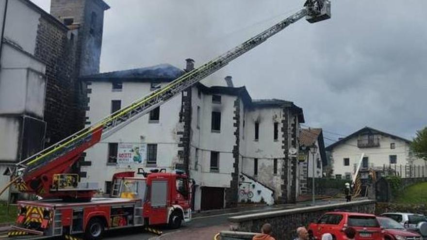 Incendio arrasa el tejado de una fonda en Bidania-Goiatz y causa graves desperfectos en el edificio