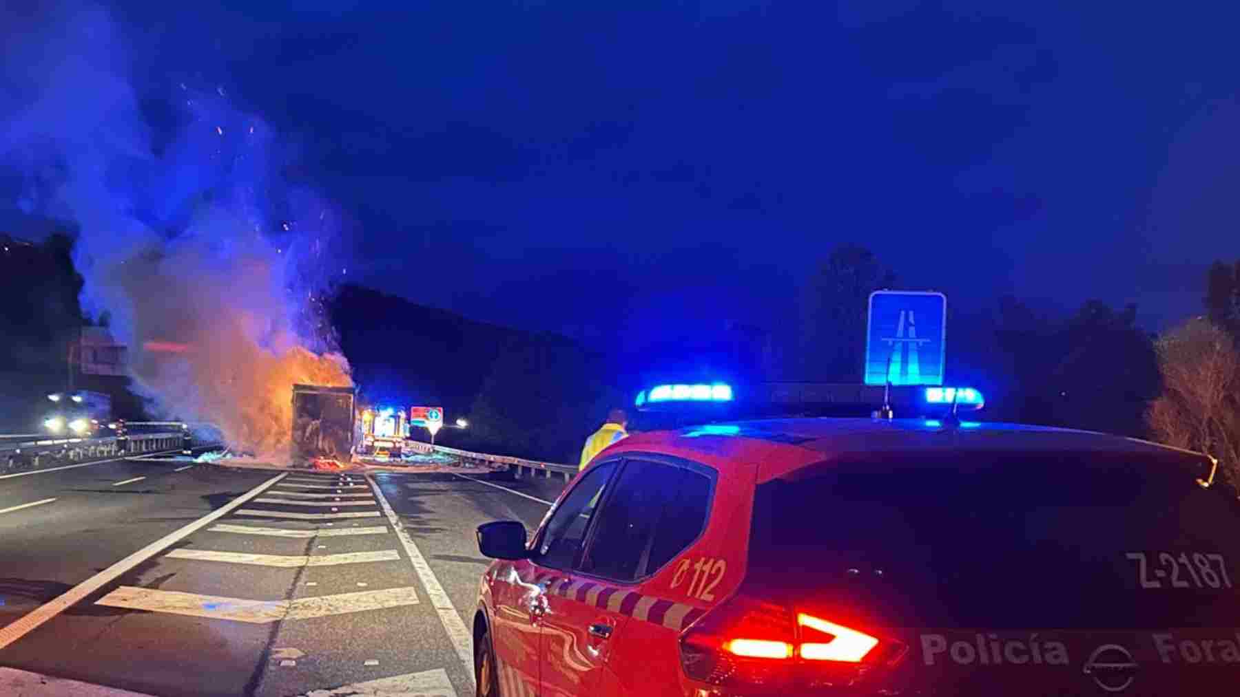Cortada la Ronda de Pamplona por el incendio de un camión: se habilitan desvíos alternativos