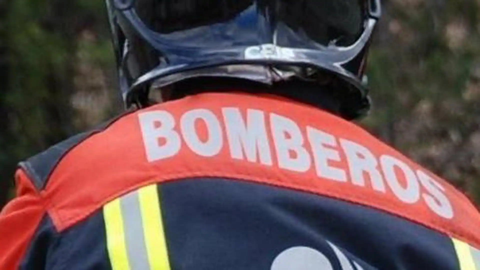 Un fuego calcina dos contenedores y origina graves daños a un tercero de madrugada en Anguiano
