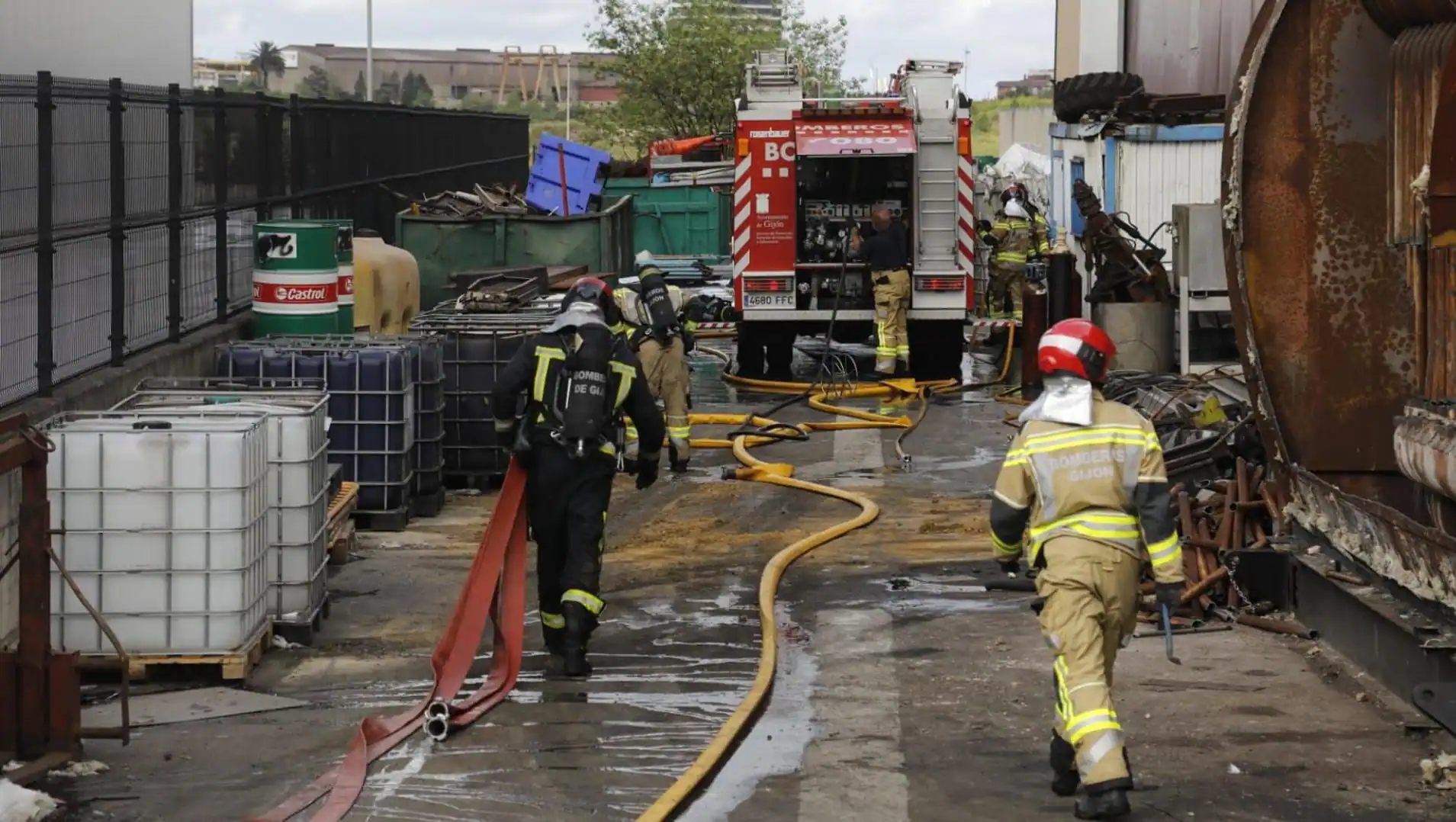 Alarma en Gijón por un incendio en el polígono de La Peñona