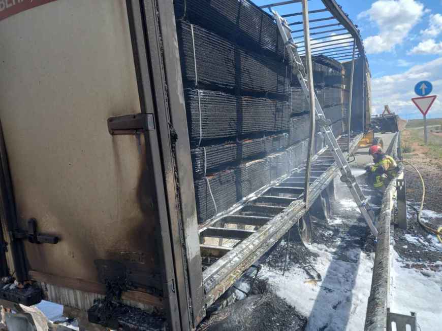 Se incendia caja de camión trailer en A-15