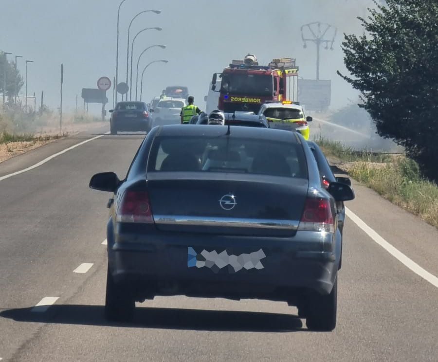 Incendio en la N-122 en Zamora: cortada al tráfico por incendio de un camión que transportaba paja