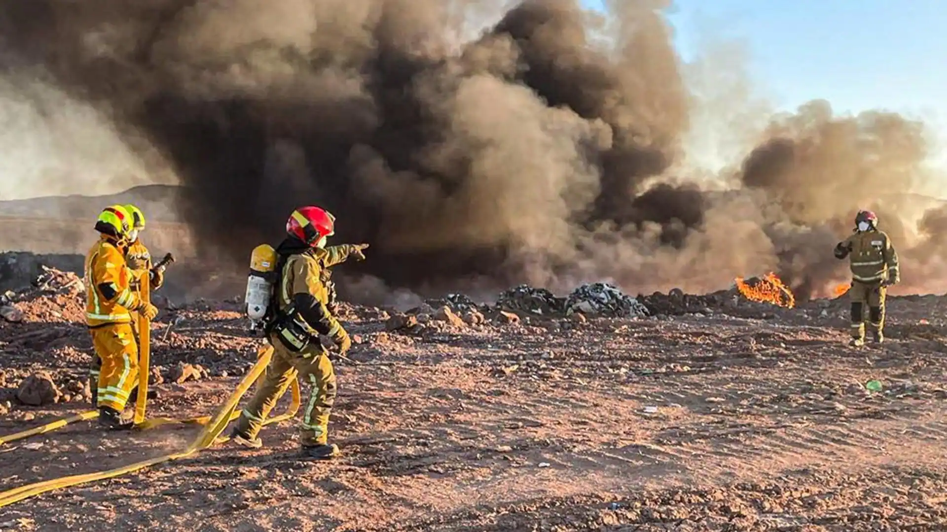 Un incendio calcina una nave industrial agropecuaria abandonada en la Vall de la Gallinera