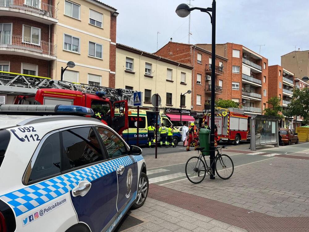 Los bomberos sofocan un incendio en una cocina