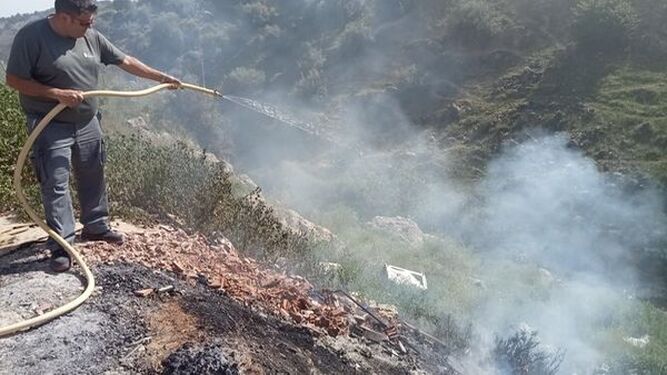 Incendio en vertedero ilegal de Íllora: acción irresponsable pone en peligro el medio ambiente y a sus habitantes