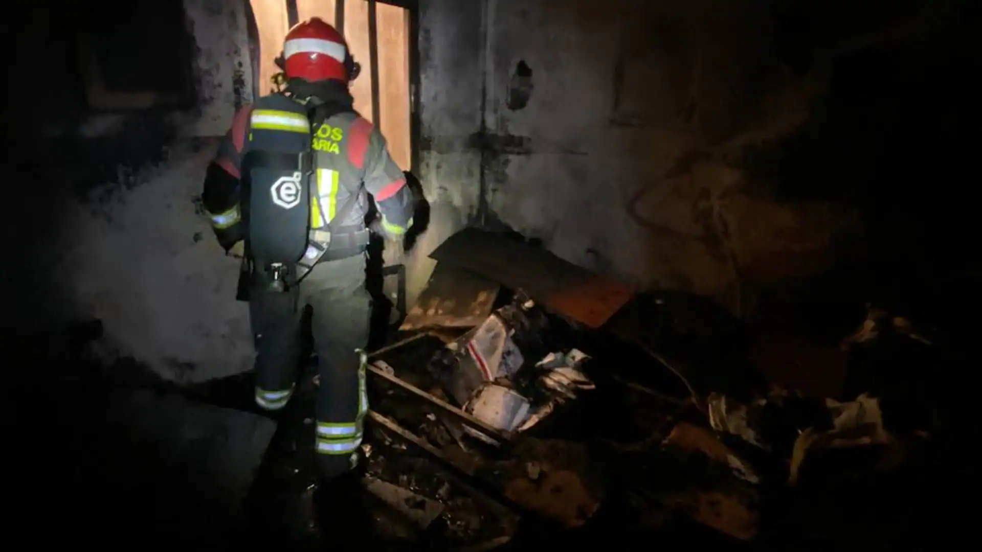 Susto en Vecindario: dos personas, entre ellas un menor, afectadas por el incendio de una vivienda