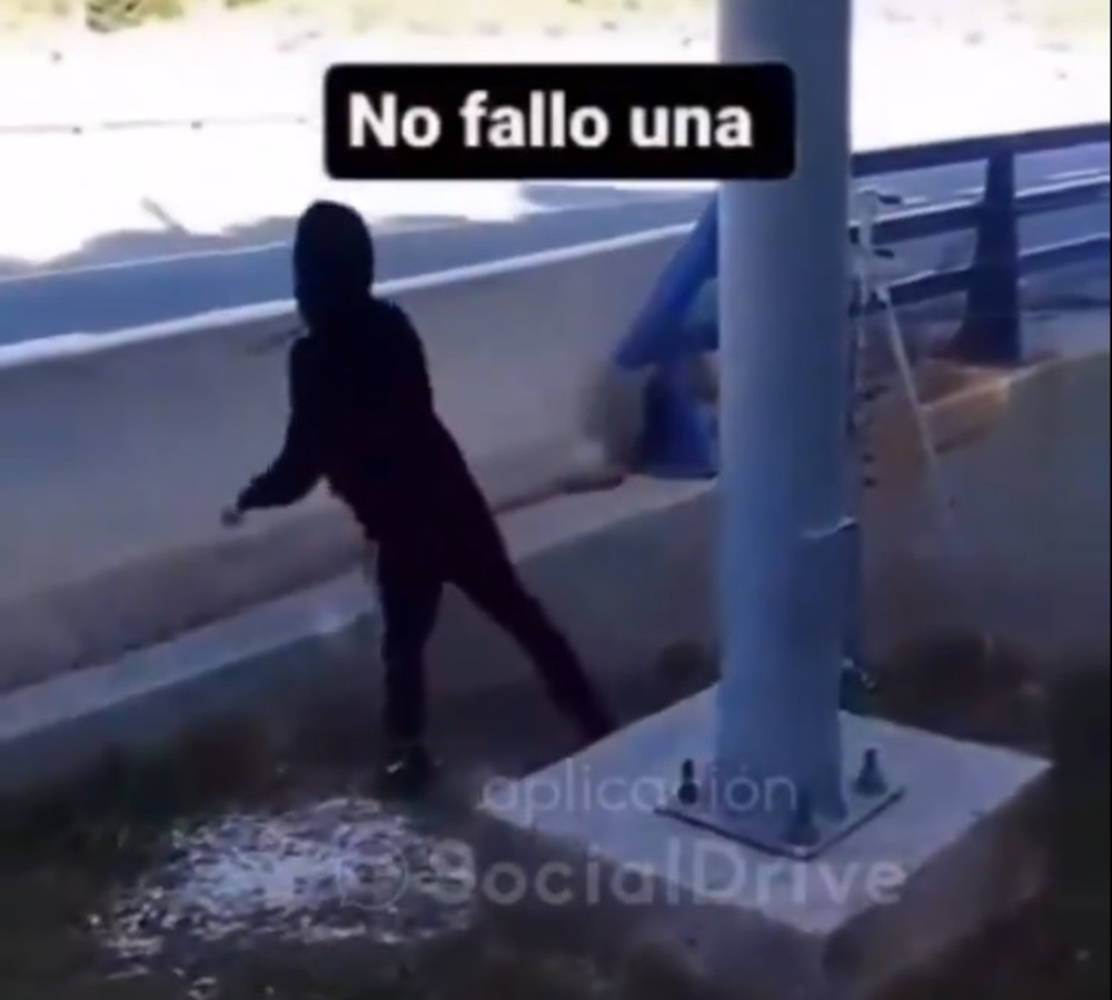 Se graban lanzando huevos a los coches en la N-603