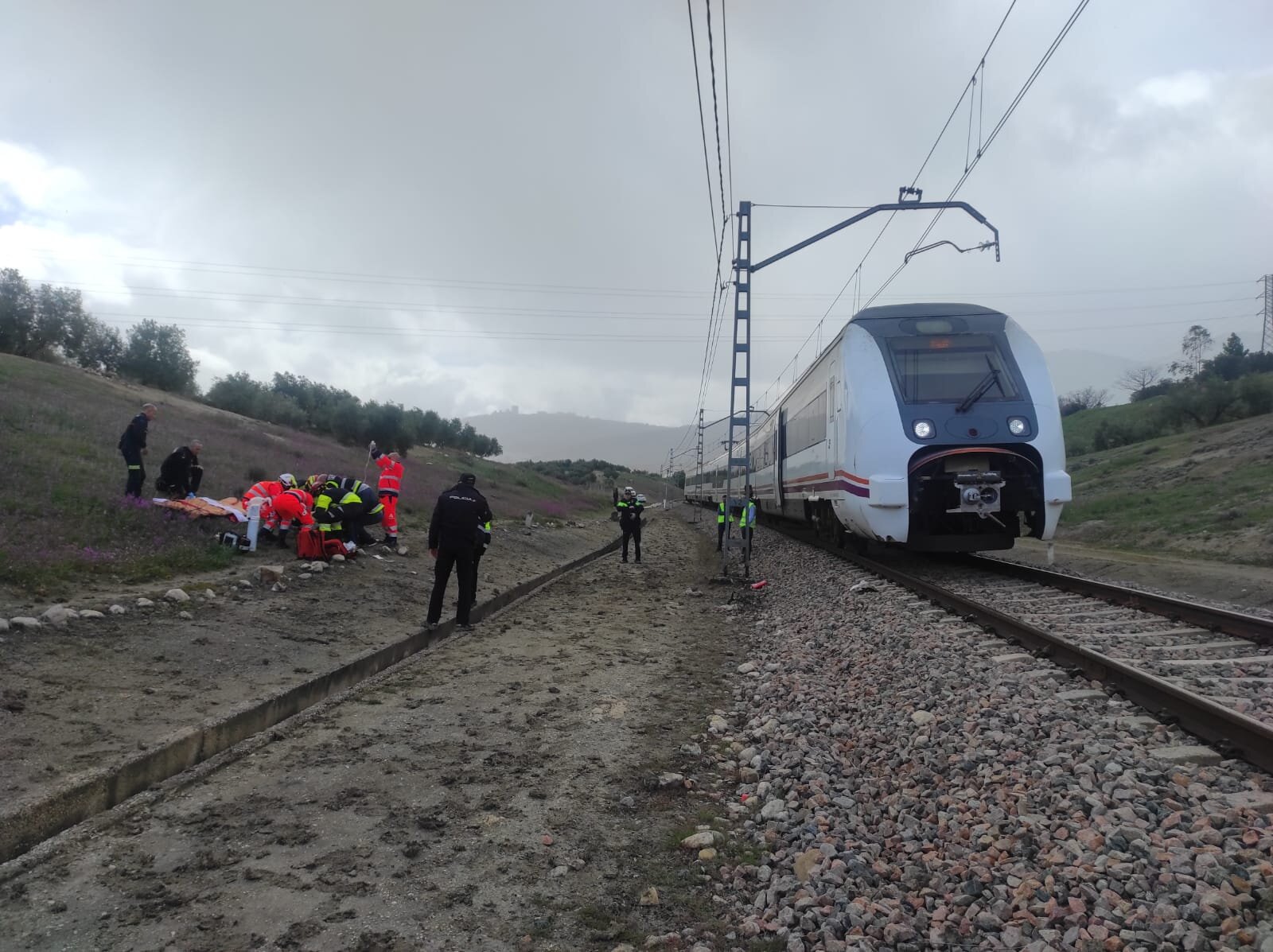 Joven herida tras impactar accidentalmente con un tren en Jaén: despliegue de servicios de emergencia y traslado al hospital por lesiones en la cabeza y pierna