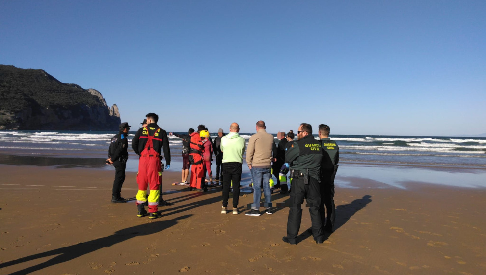 Localizado en buen estado un kitesurfista tras aparecer su tabla en El Puntal