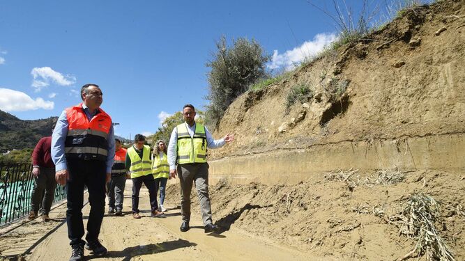 La Diputación de Granada se compromete a restablecer las vías en Los Guájares tras el temporal