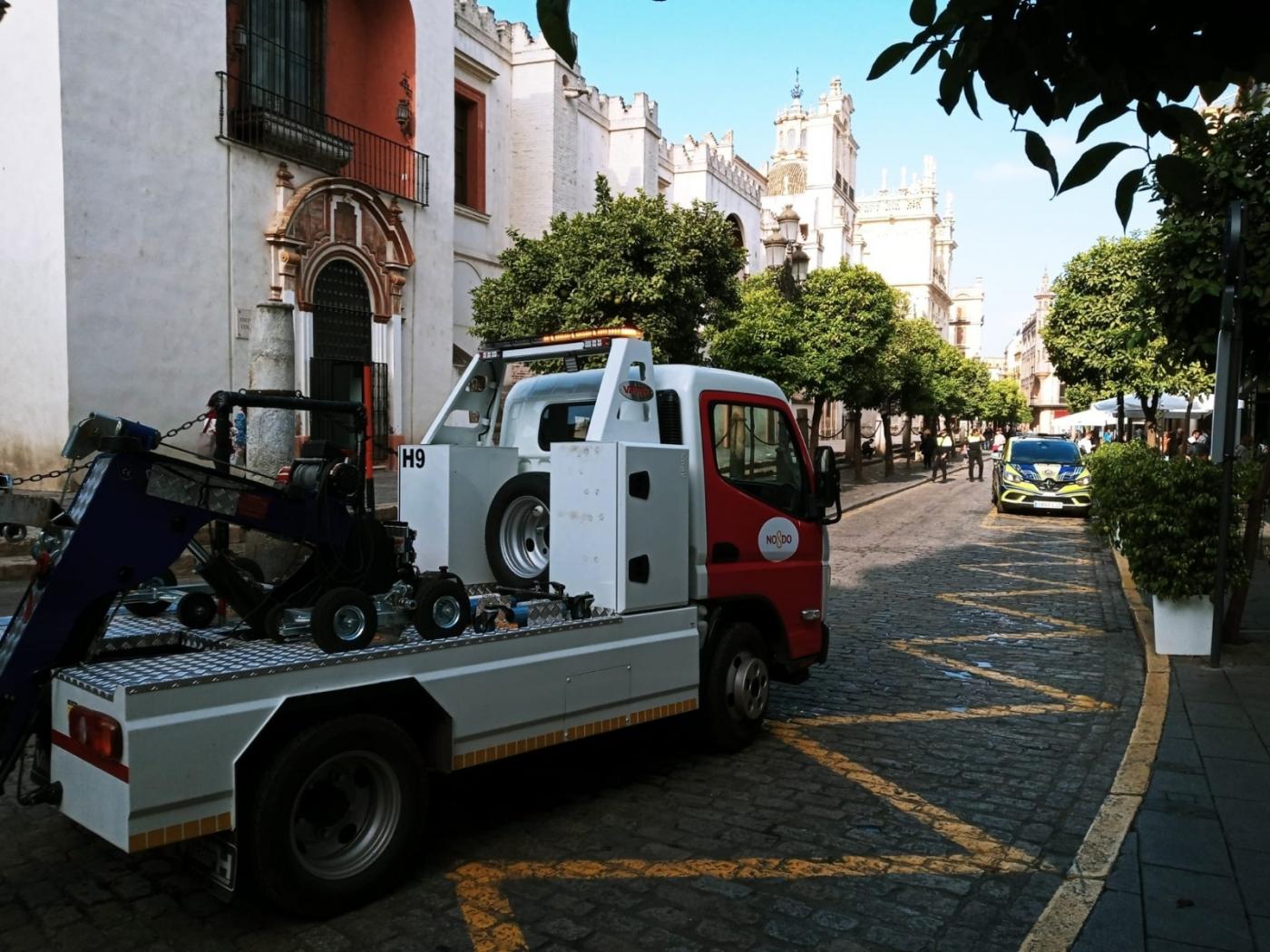 Un vehículo grúa, en el entorno de la Catedral.  - EP