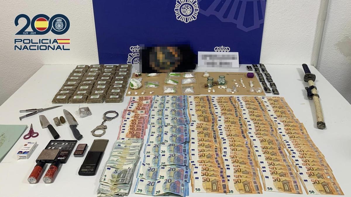 Drogas, dinero y otros objetos intervenidos en la operación.