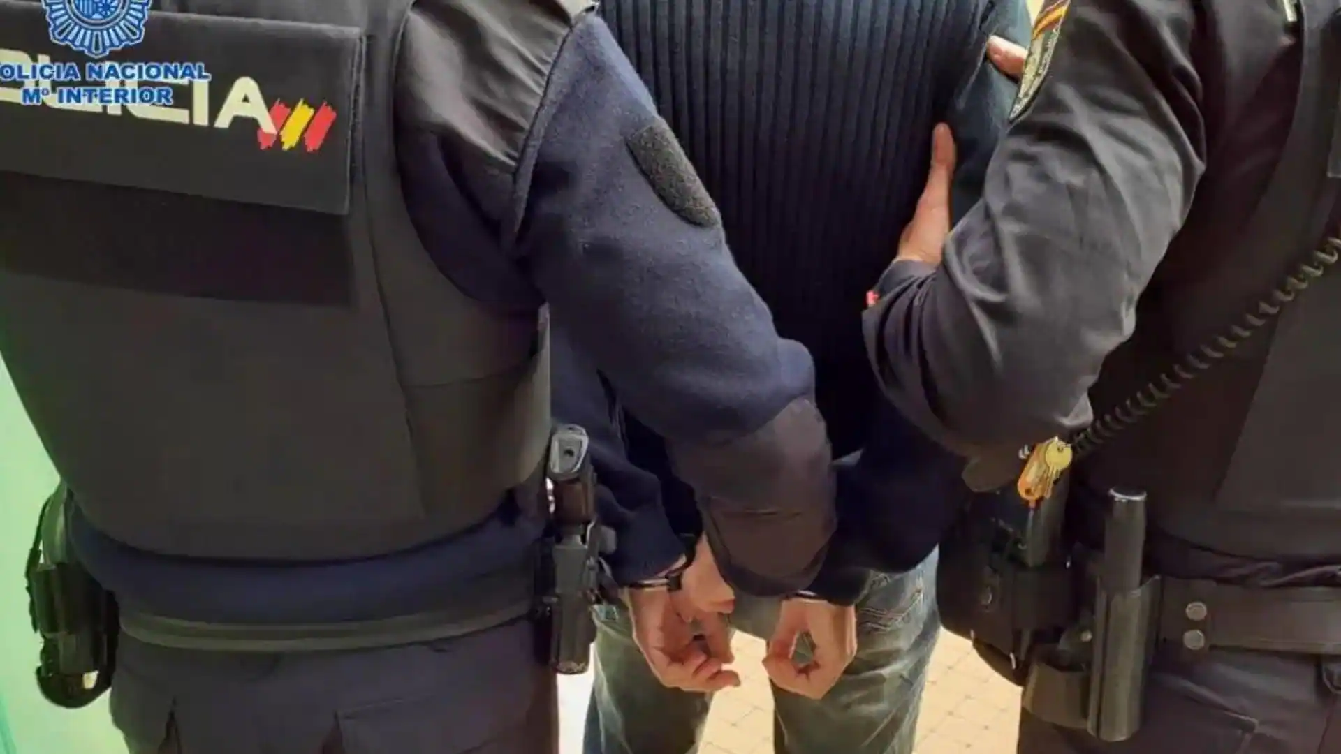 La Policía Nacional detiene a tres varones por robos en naves ...