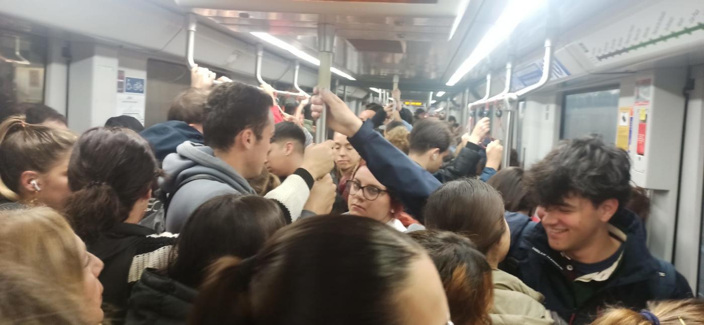 Imagen de un tren del metro de Sevilla repleto de viajeros. - EP.