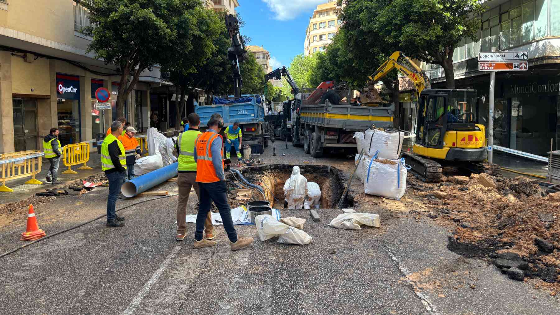 La rotura de una tubería deja a un barrio de Palma sin agua y electricidad forzando el corte de tráfico