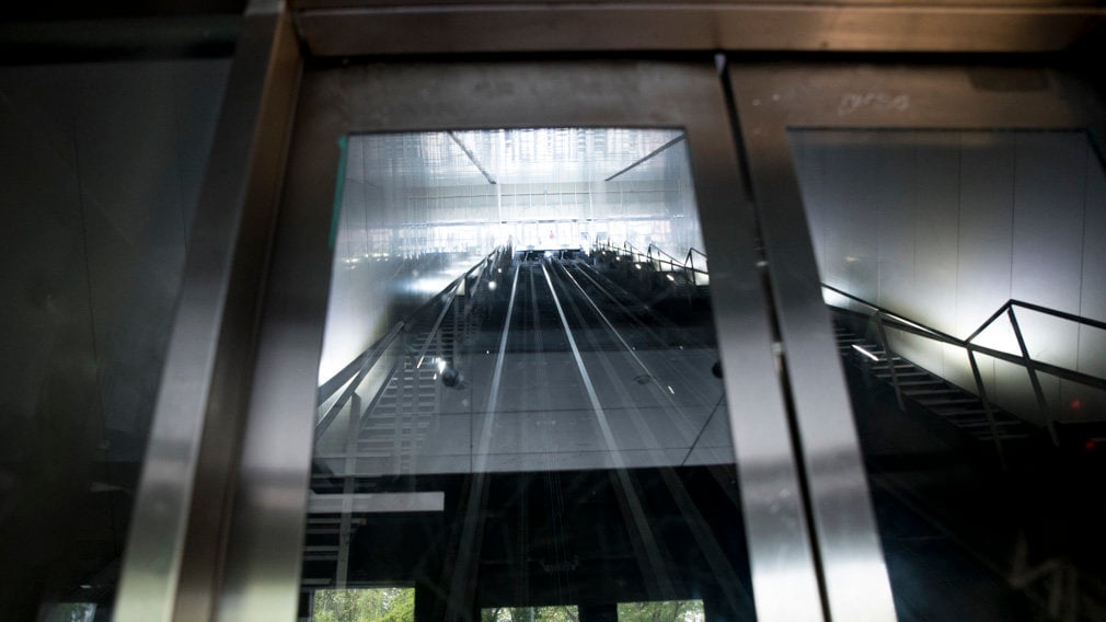 Momentos de tensión y nerviosismo tras averiarse un ascensor en Pamplona