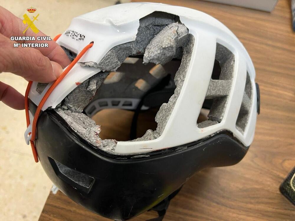 El casco salva su vida tras caer una placa de hielo su cabeza