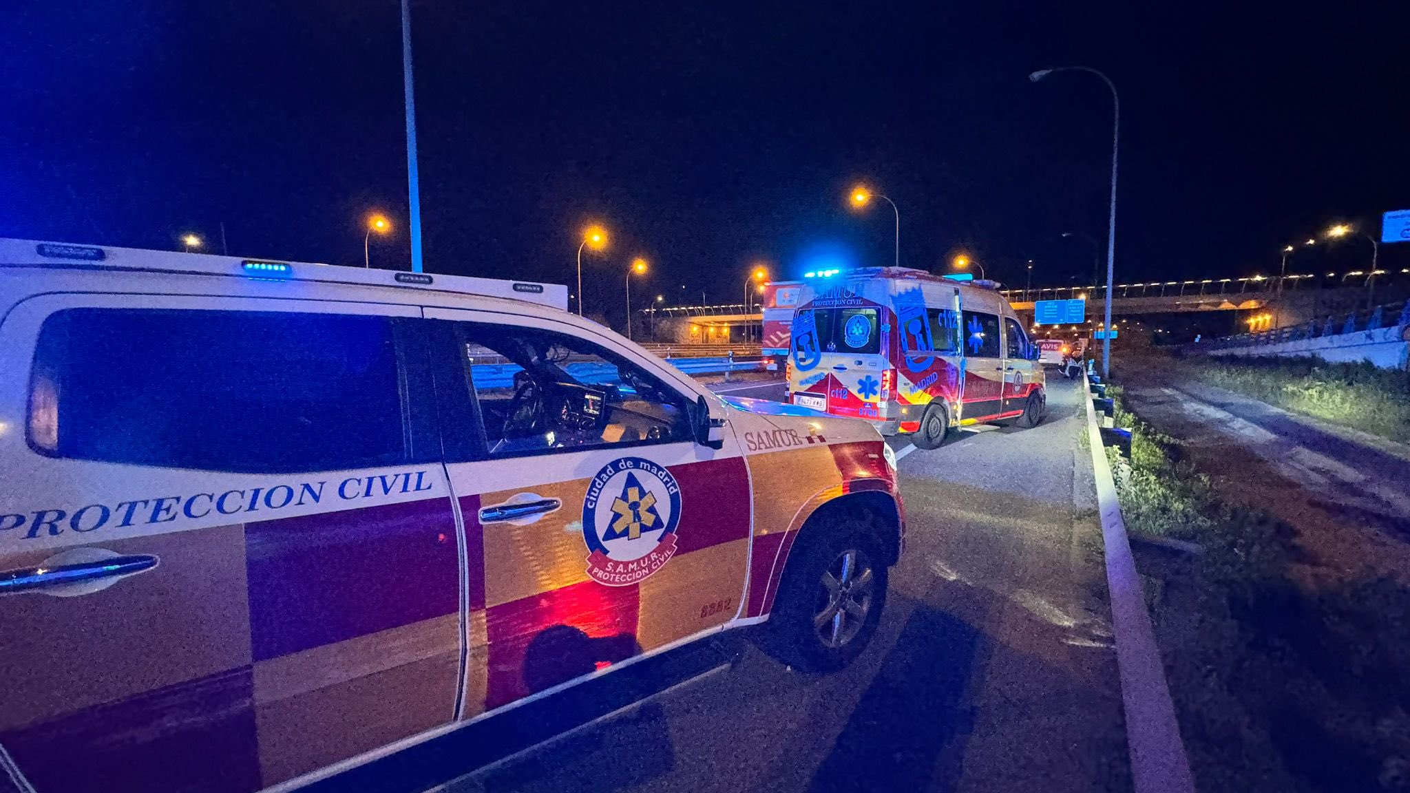 Un motorista, herido grave tras colisionar contra un árbol en una rotonda