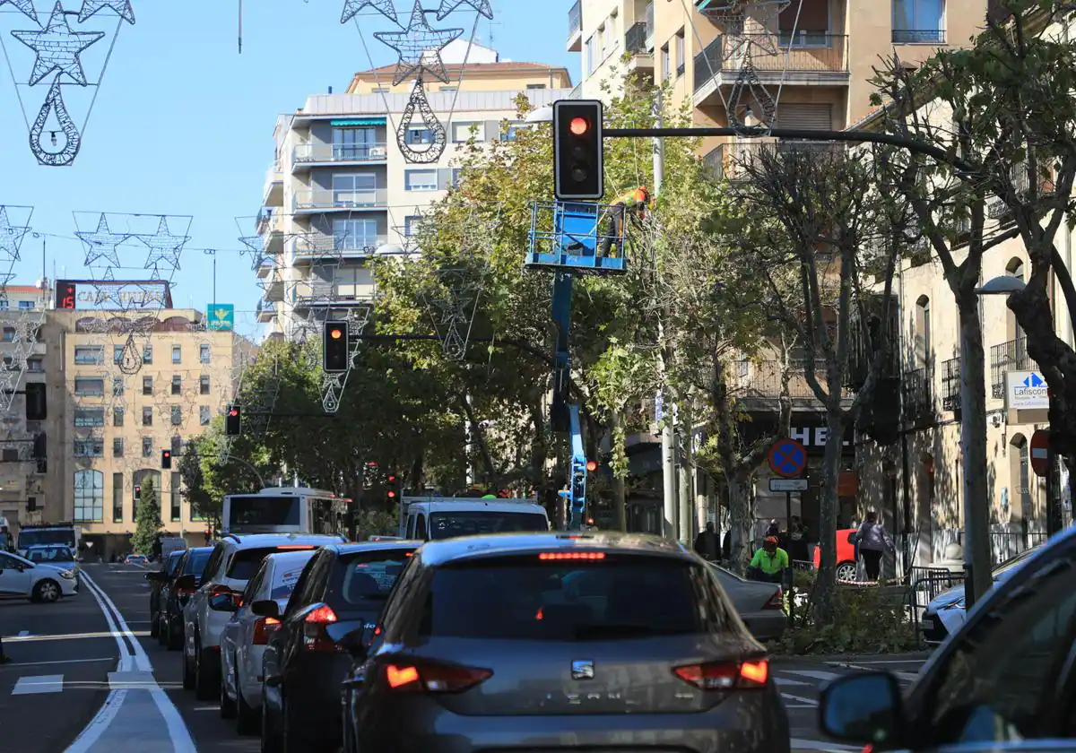 Una mujer de 80 años atendida tras el frenazo de un bus en la Avenida Mirat
