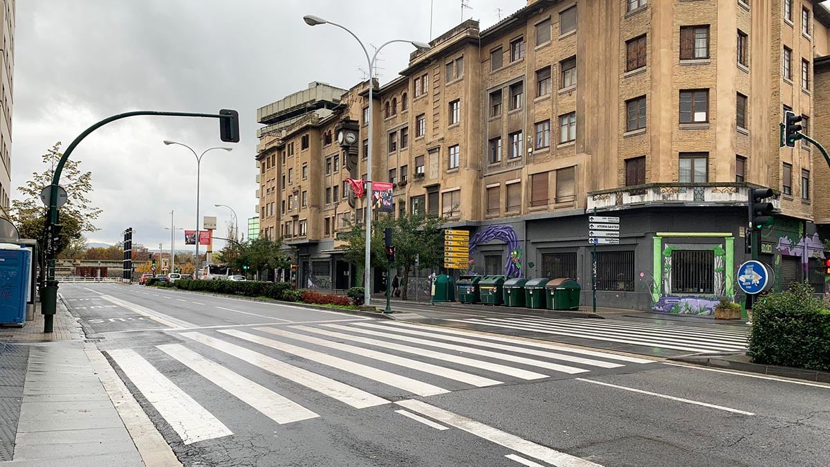 Impactante atropello a una mujer en silla de ruedas en un paso de cebra en el centro de Pamplona