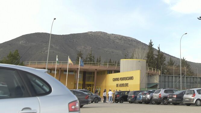 Mujer familiar de un preso ataca a dos funcionarios en el Centro Penitenciario de Albolote, causando heridas y amenazas graves