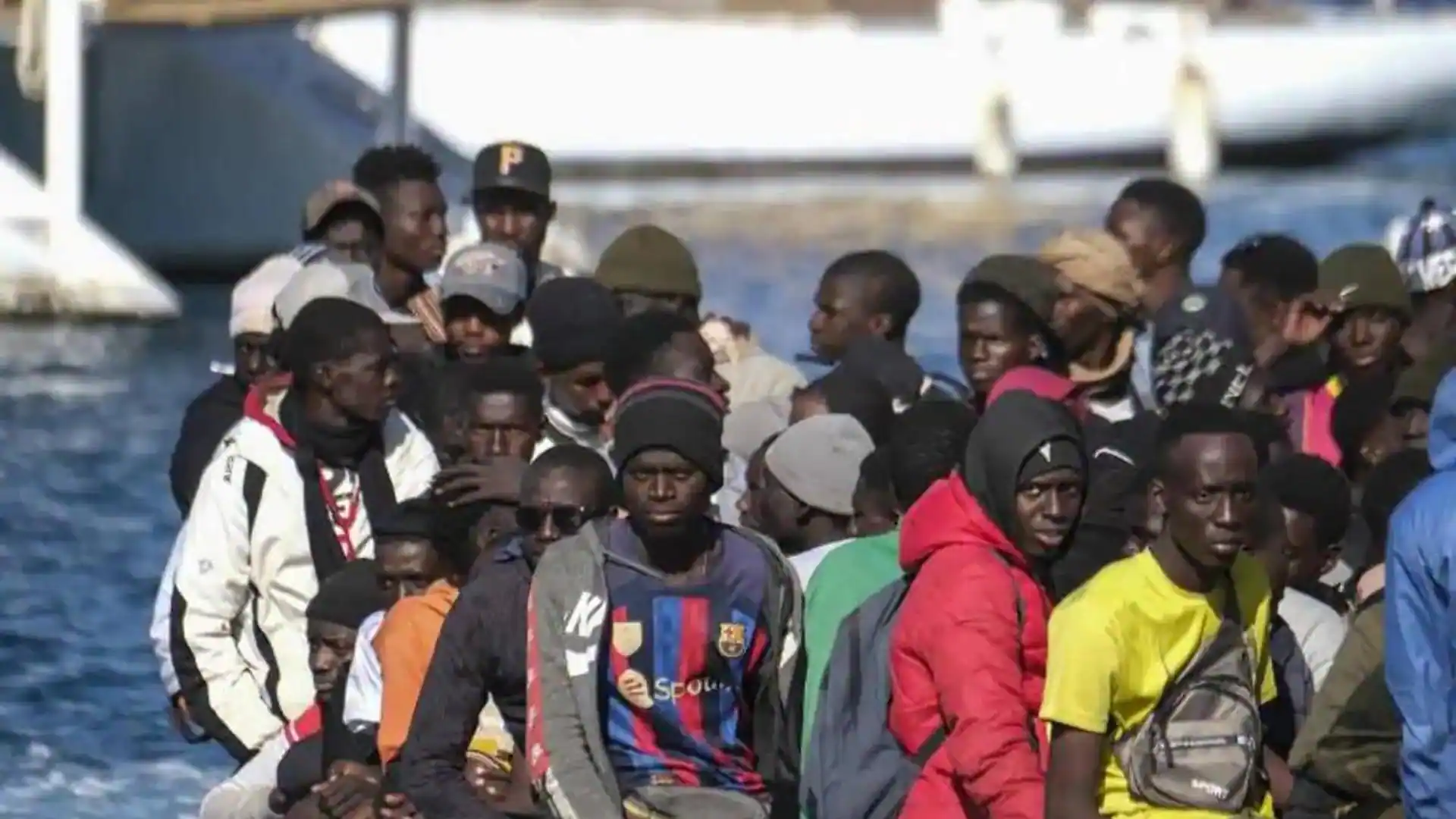 Un inmigrante en estado crítico y un bebé en el cayuco rescatado al sur de Gran Canaria