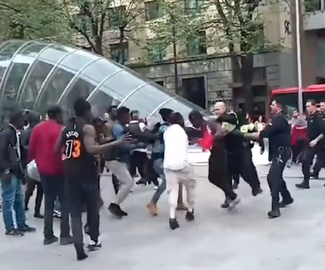 Operación policial contra vendedores ambulantes de material falso del Athletic Club en la Gran Vía de Bilbao