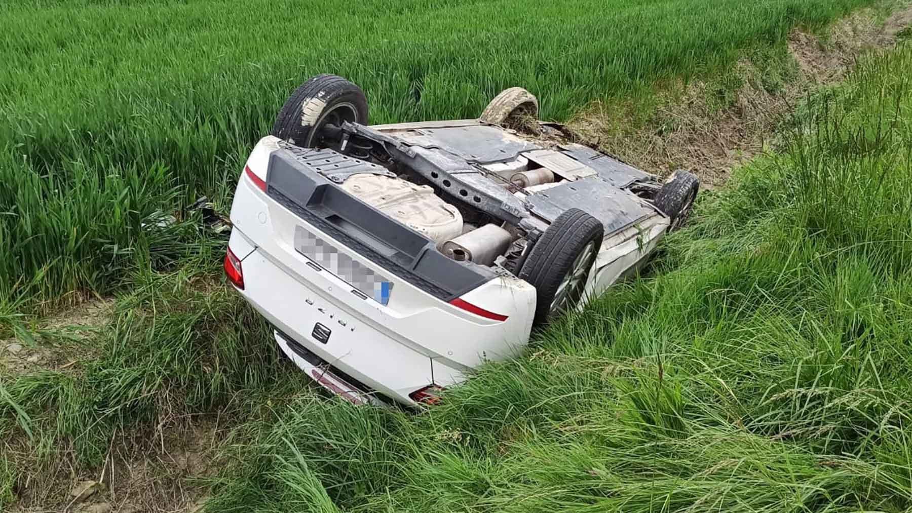 Persona herida tras volcar en la carretera NA-150 en Urroz-Villa: Imágenes del accidente