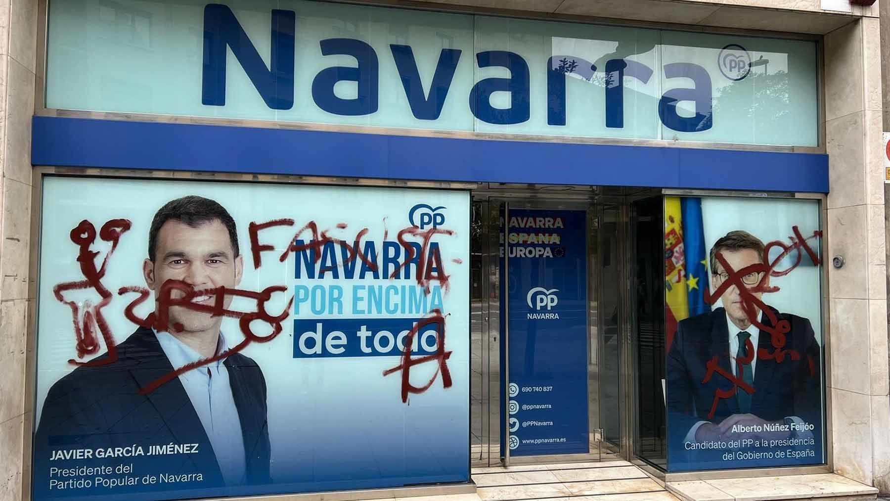 Aparecen pintadas en la sede del PP de Pamplona con símbolos comunistas y llamándoles fascistas