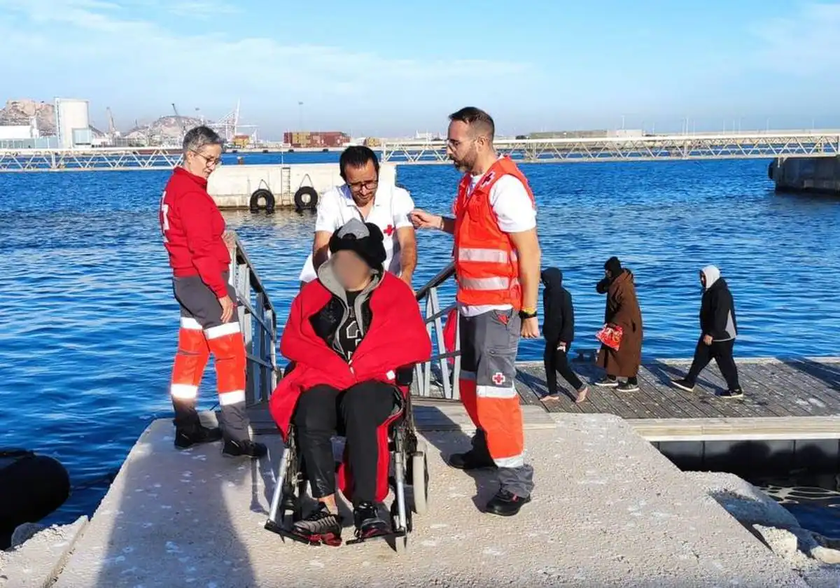 Localizan una patera con diez personas a bordo en la playa de la Fossa, en Calp