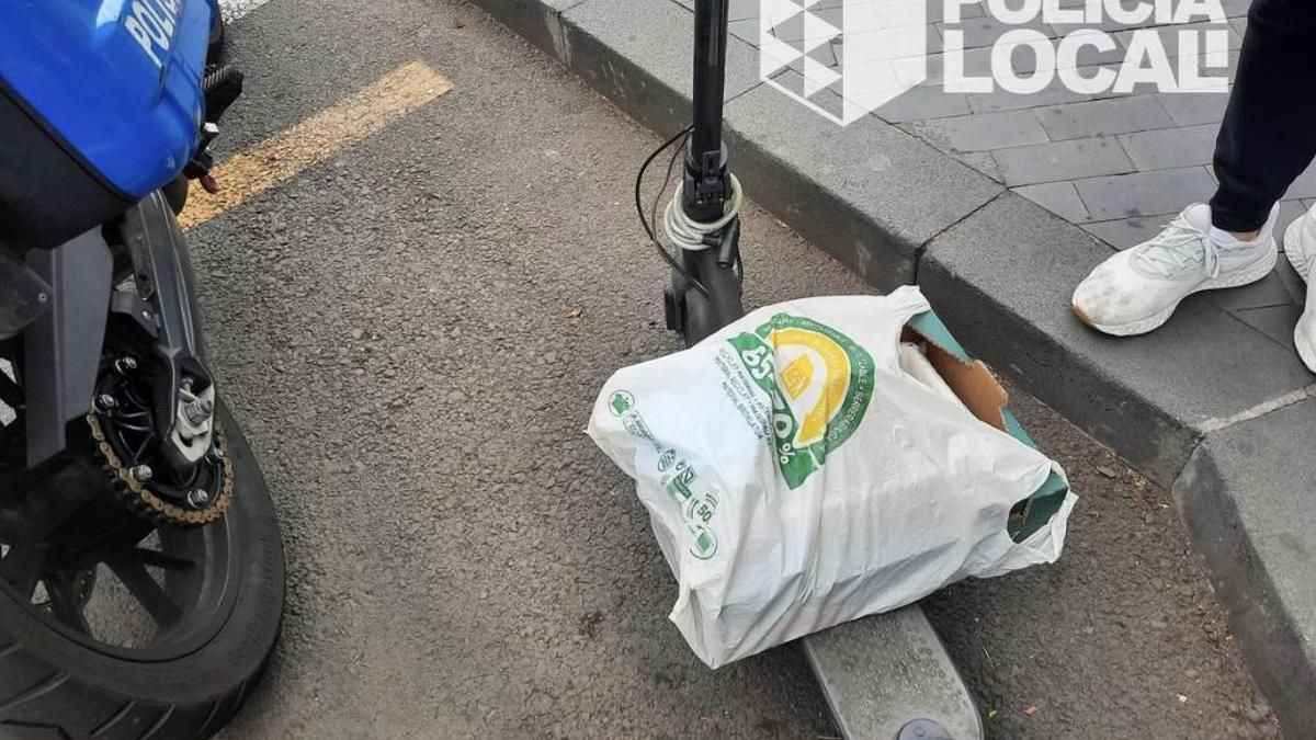Paquete con carne para consumo humano siendo transportado en un patinete.