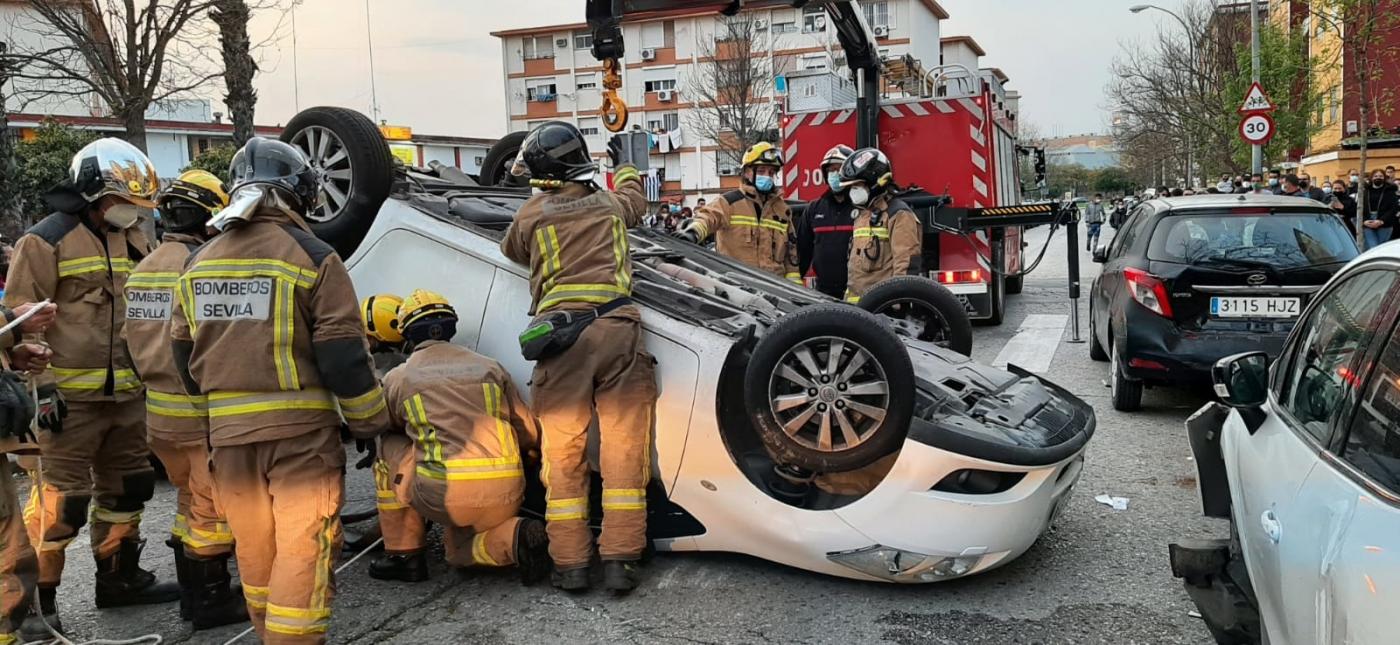 ACTUACIÓN EN EL VUELCO DE UN COCHE. - ARCHIVO