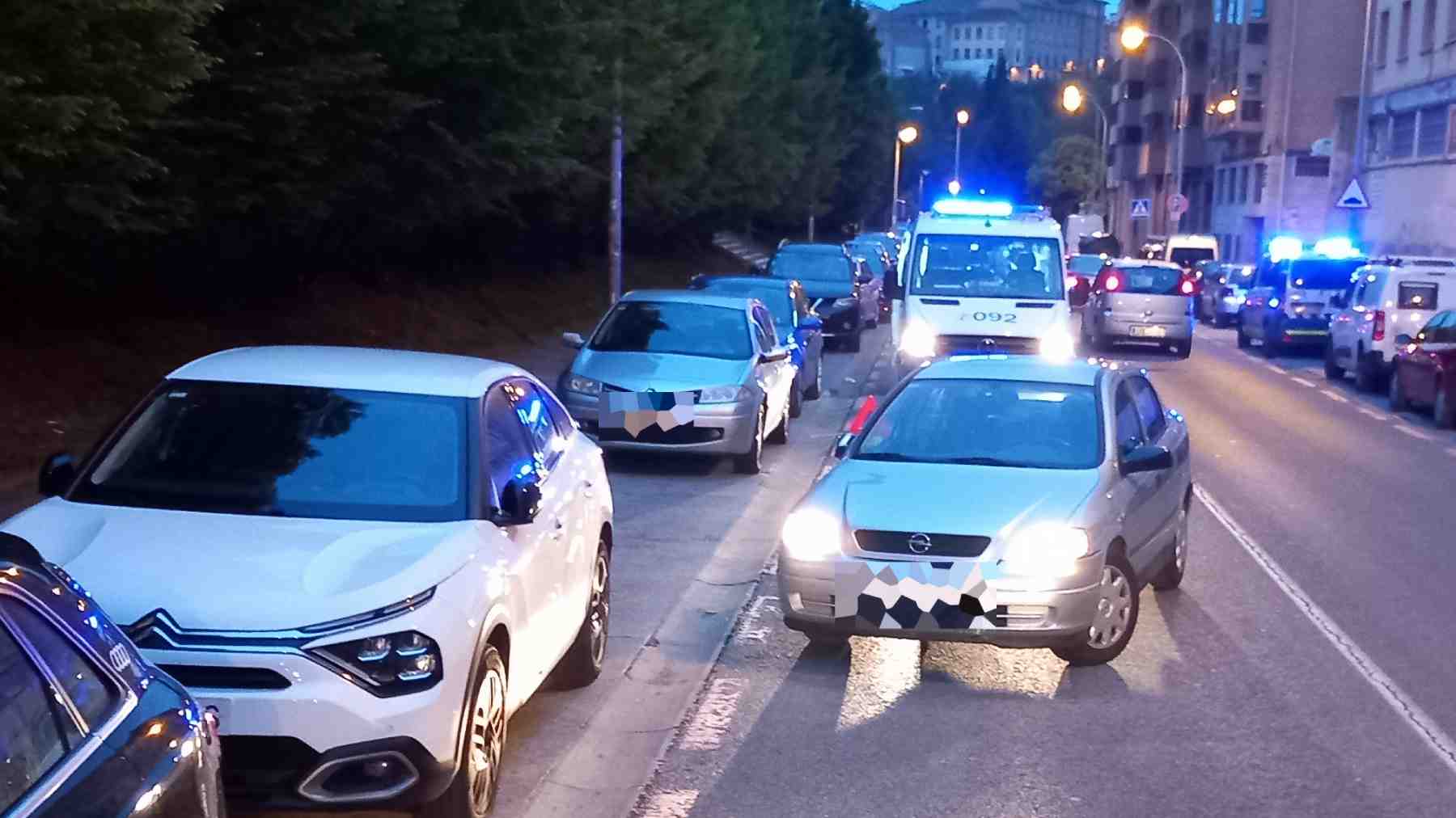 Desaparece un conductor en Pamplona tras abandonar su coche en medio de la calle