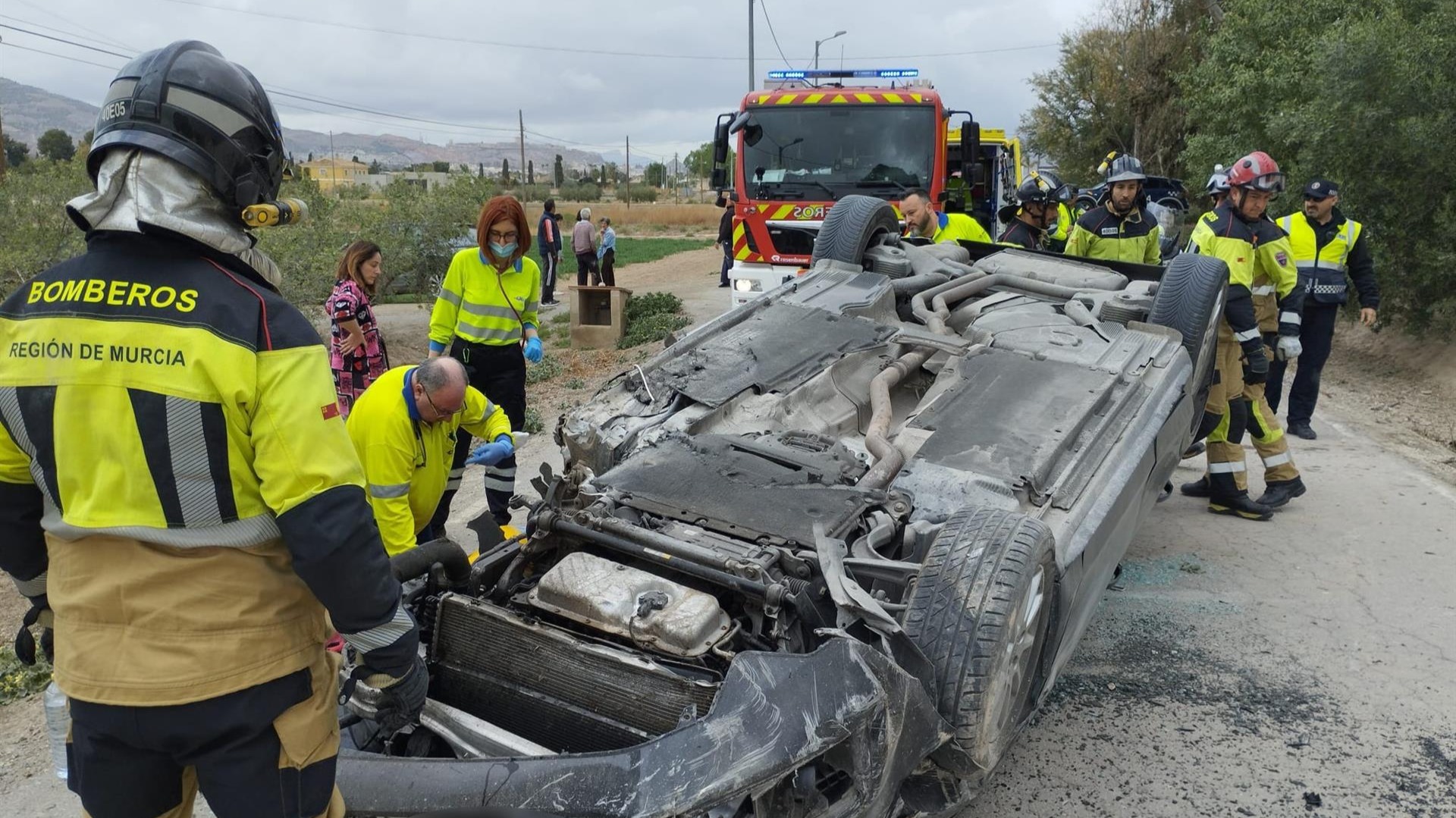 Rescatan al conductor herido de un turismo volcado en El Campillo