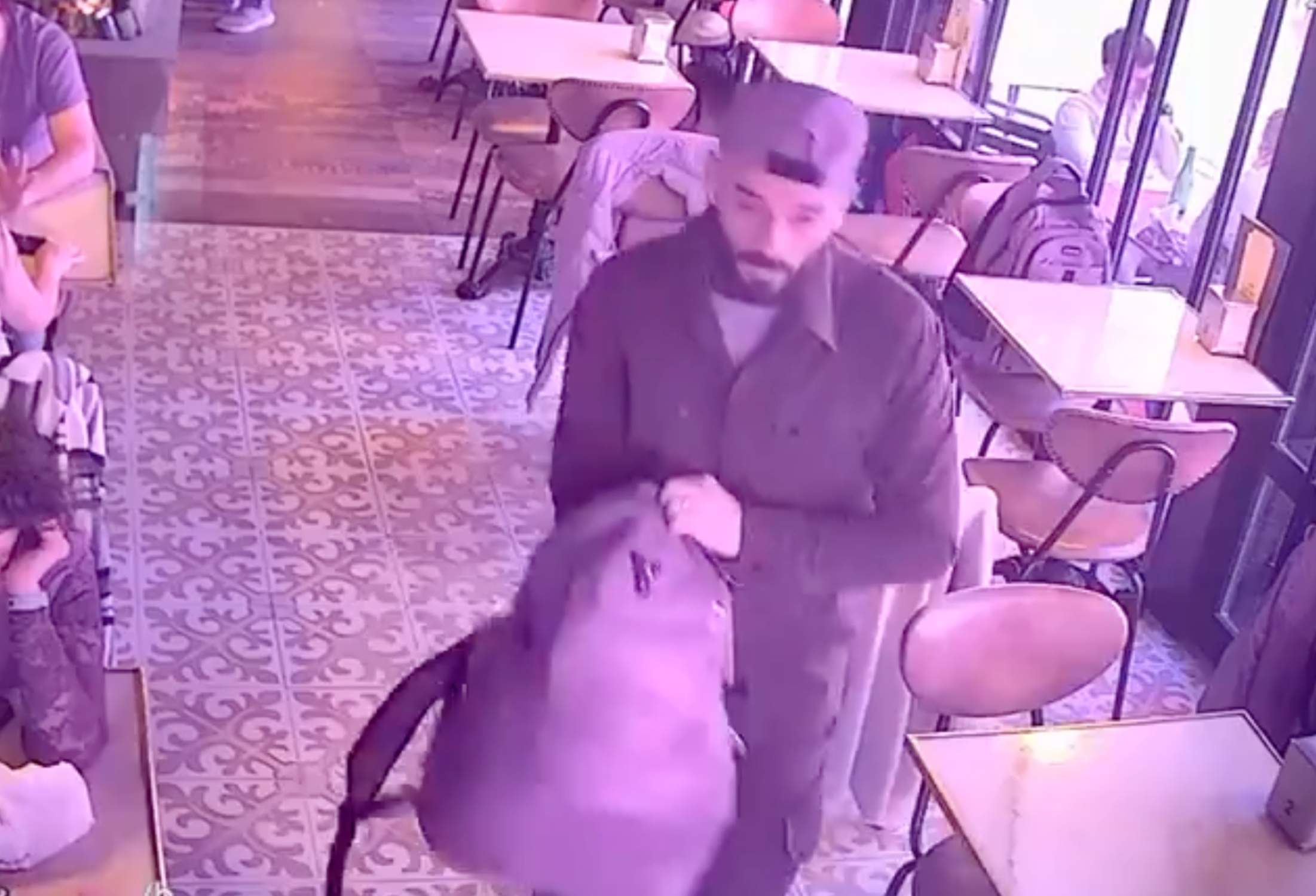 Robo a plena luz del día en una cafetería de Barcelona: en 20 segundos ...