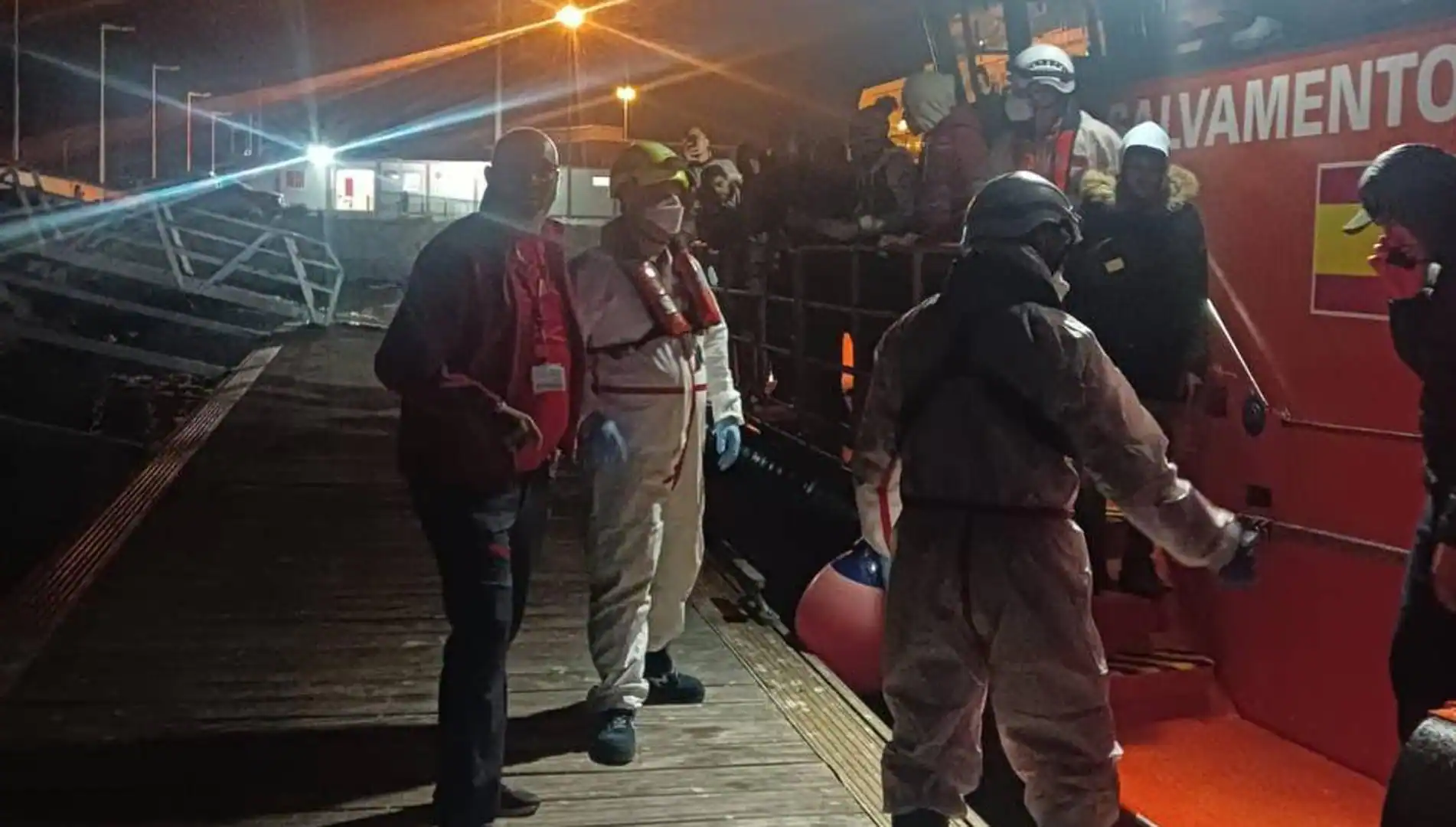 Rescatan una patera en Santa Pola con dos menores y 15 adultos a bordo