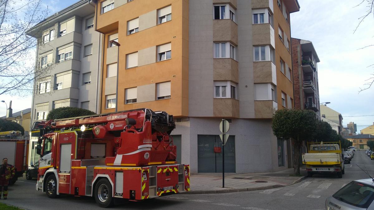 Una sartén olvidada en el fuego causa un pequeño incendio en la vivienda de tres octogenarios en Ponferrada.