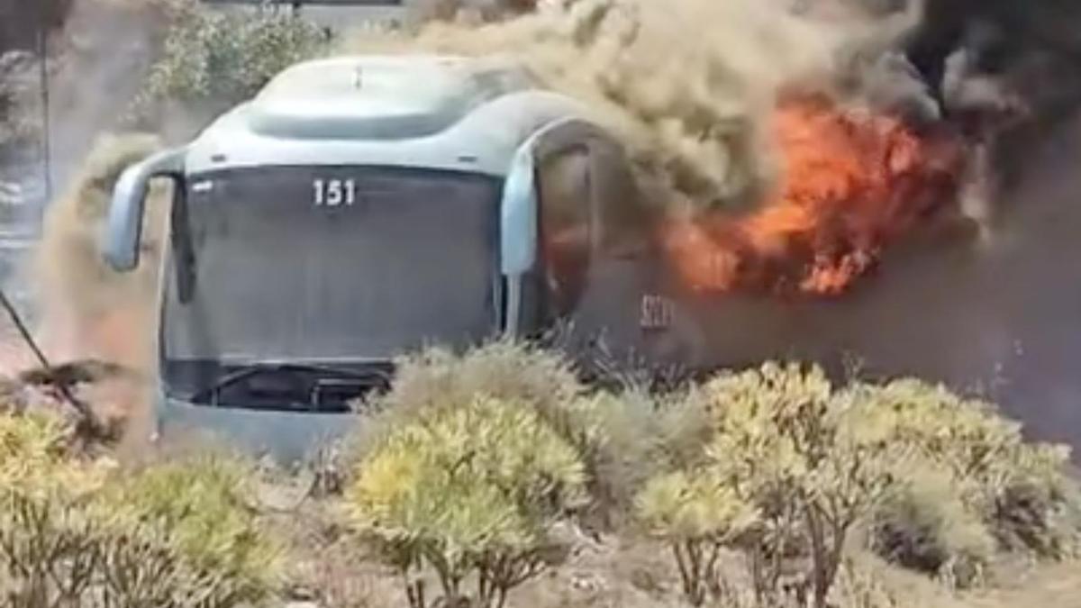 Se incendia guagua en la TF-1, causando retenciones y movilizando a los Bomberos.