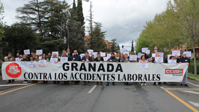 Sindicatos se concentran para condenar la muerte de un trabajador en Granada debido a condiciones laborales precarias