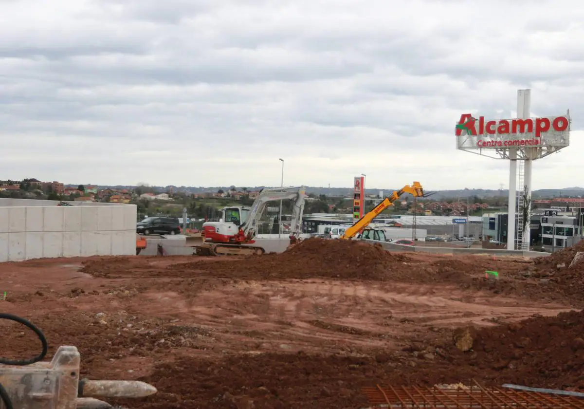 Herido un trabajador de la obras de Alcampo al caerle encima una hormigonera