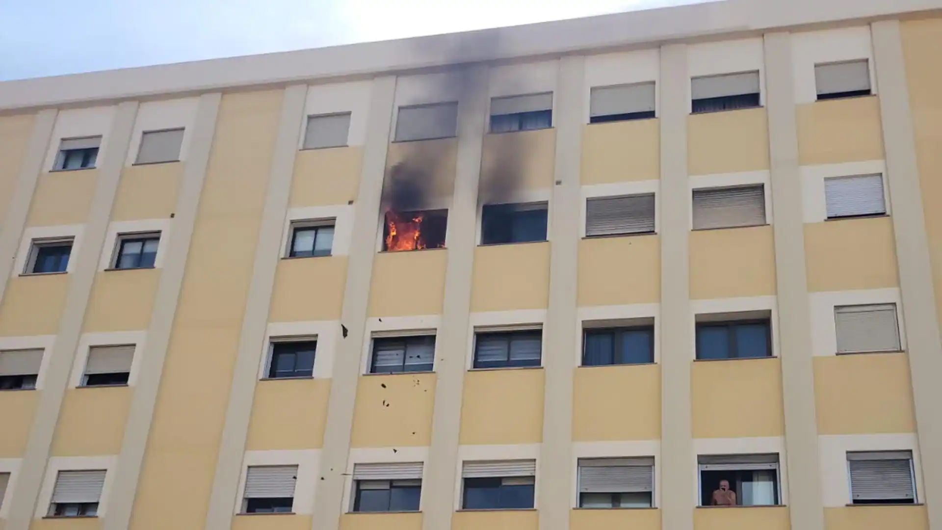 Trágico incendio consume vivienda en un edificio de Paseo de Chill
