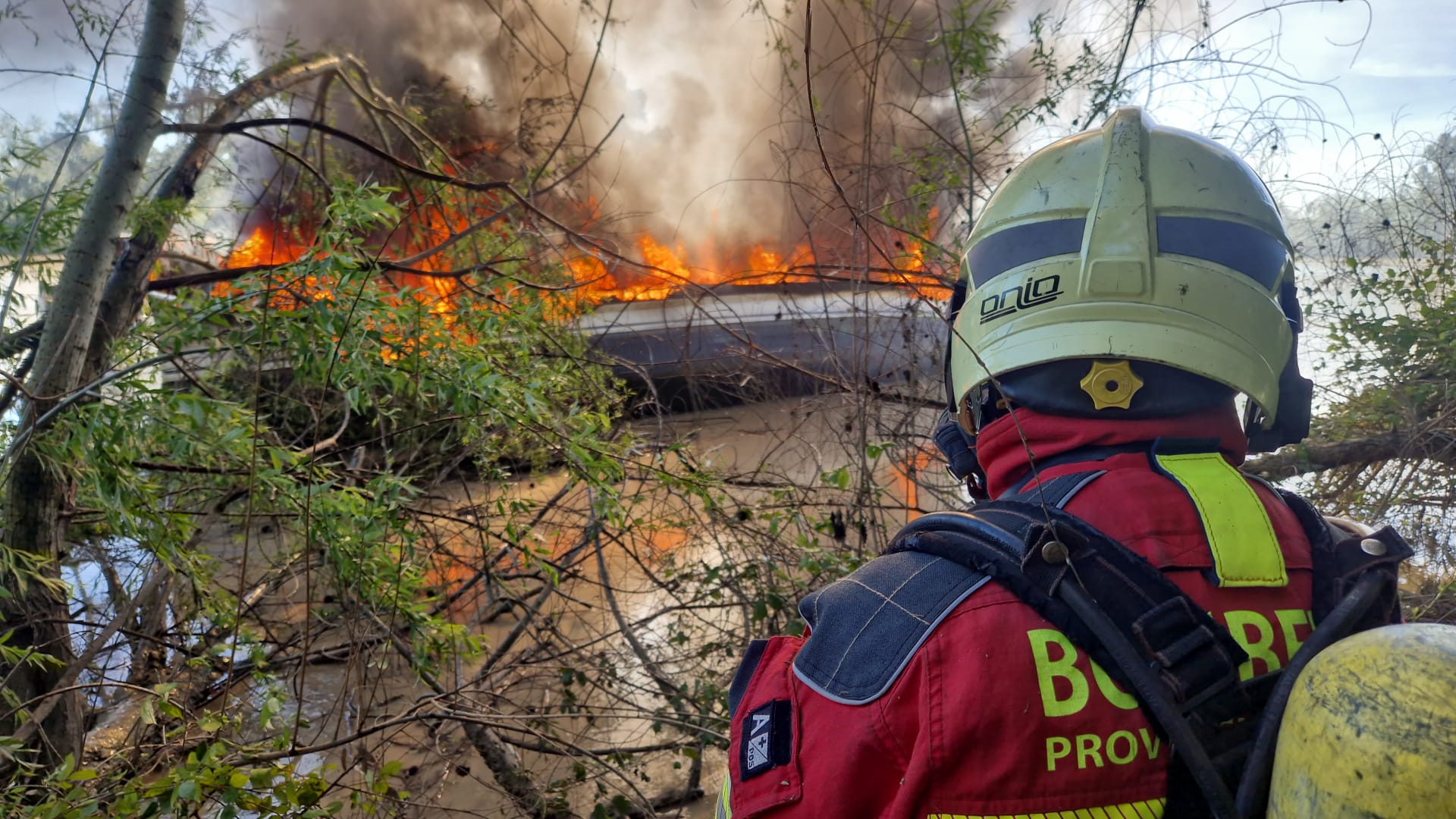 Un catamarán se incendia tras colisionar con un cable de alta tensión en el río Guadalquivir