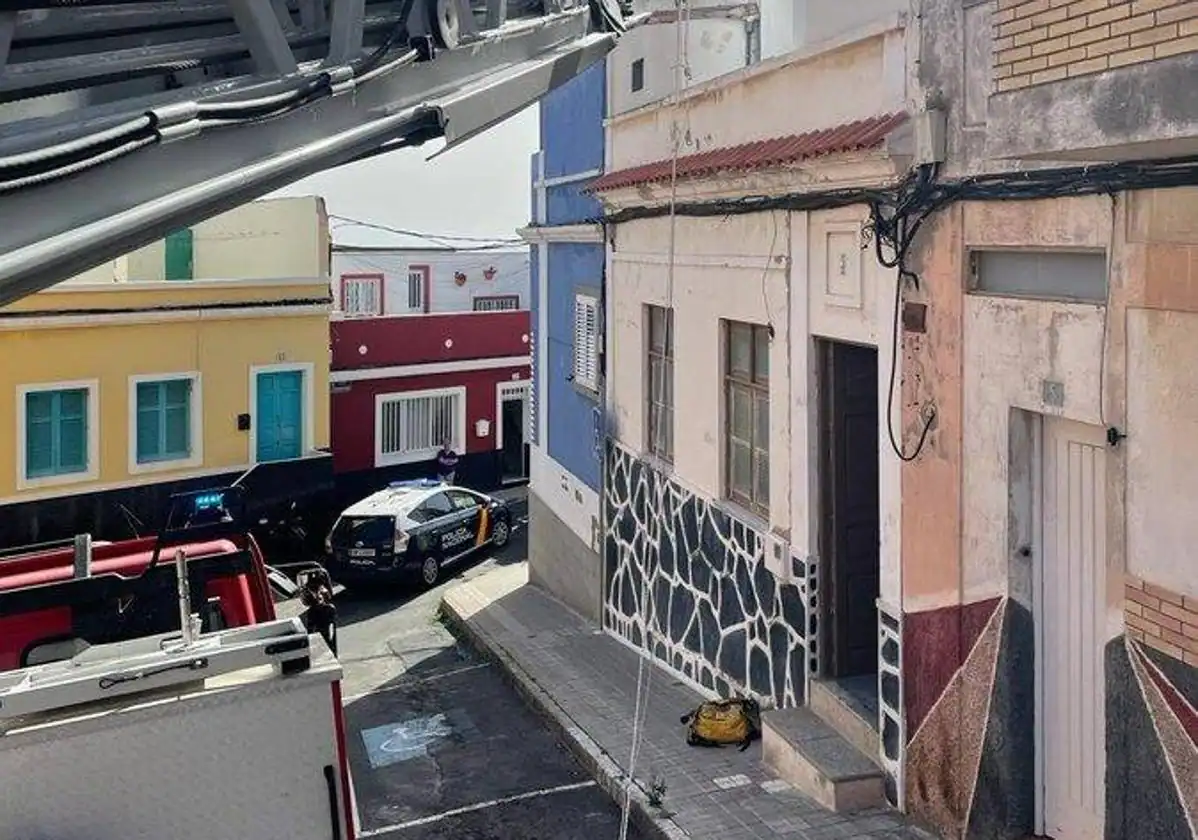 Cae desde la azotea de un inmueble en El Batán