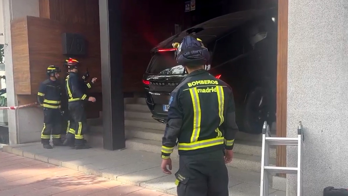 Un coche pierde el control y termina estrellado en el vestíbulo de un edificio de la calle Lagasca