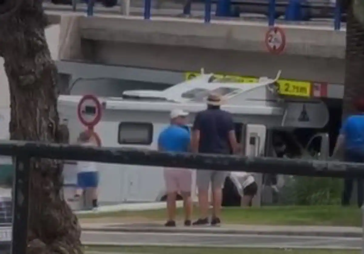Una persona herida en un accidente al chocar una caravana contra el techo de un túnel en Mijas