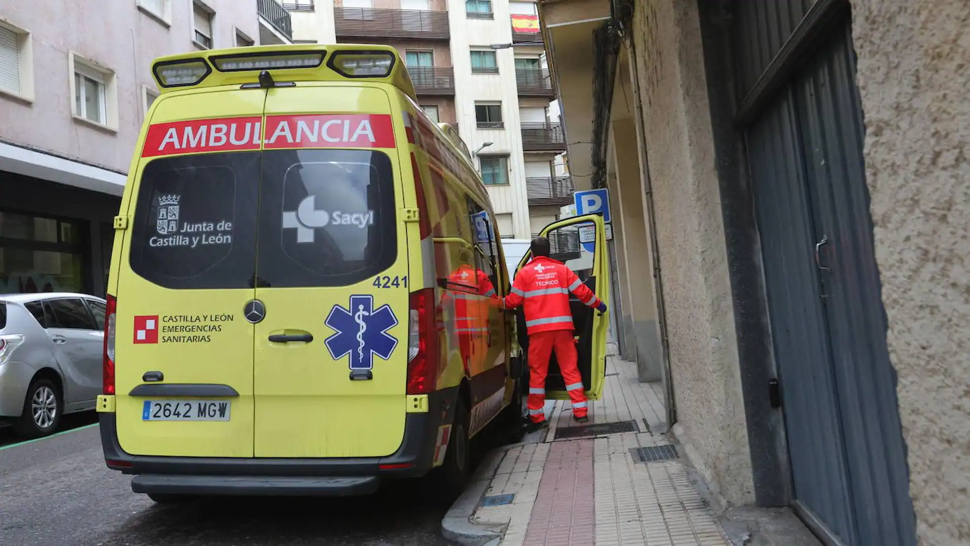 Trasladado al hospital un varón tras ser localizado inconsciente al chocar contra un quitamiedos