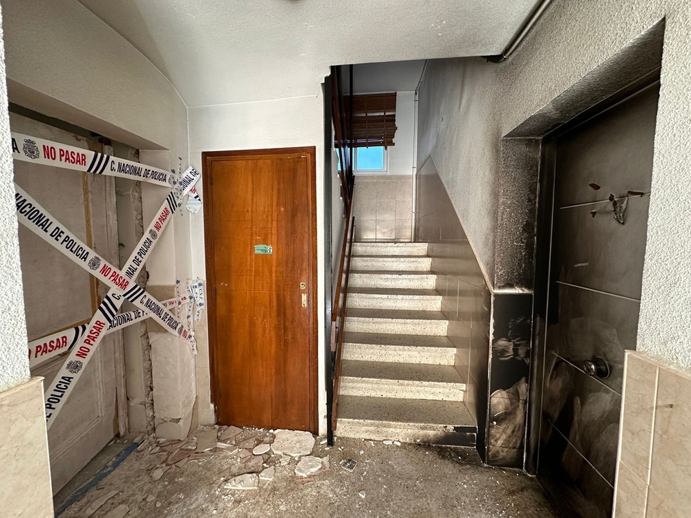 Quema la puerta de un vecino y se atrinchera en su casa