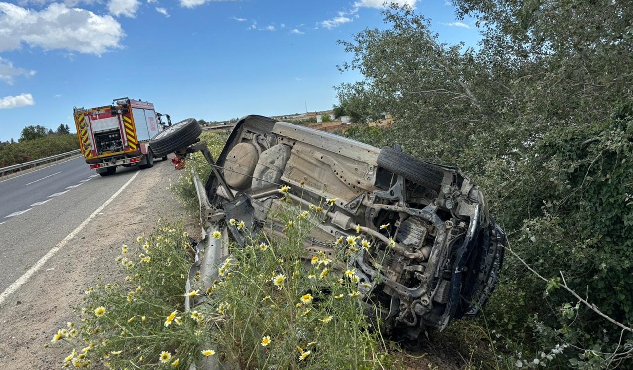Grave accidente: Dos personas trasladadas al hospital tras una salida de vía